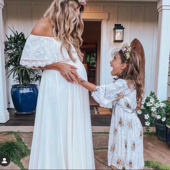 Lulu’s Off Shoulder Lace NOT MATERNITY Maxi Dress - Picture 4 of 9